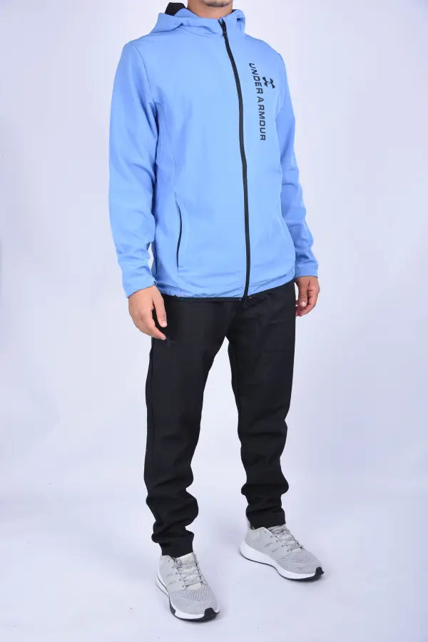 🧥 Survêtement Under Armour “Scuba” – Bleu Ciel / Noir