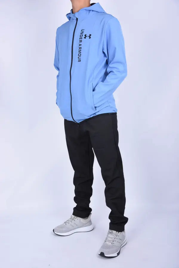 🧥 Survêtement Under Armour “Scuba” – Bleu Ciel / Noir