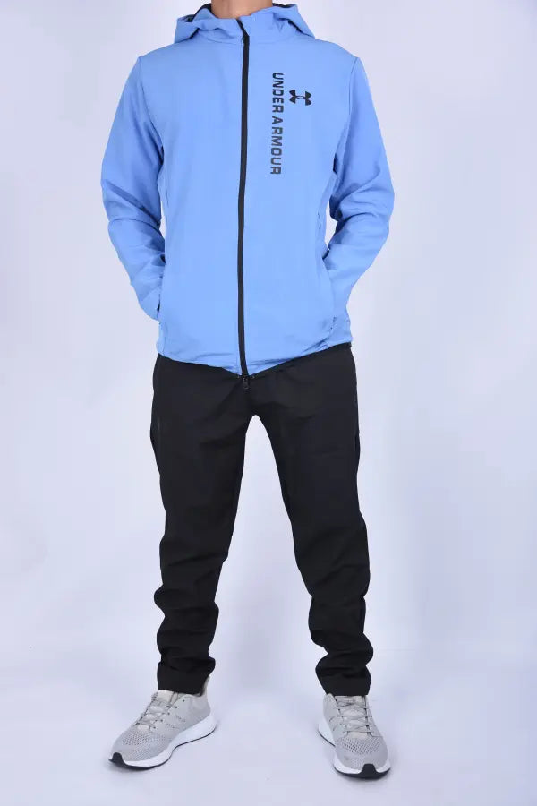 🧥 Survêtement Under Armour “Scuba” – Bleu Ciel / Noir